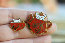 Lade das Bild in den Galerie-Viewer, Emaille Pin - Minipin - cat in a cup - Rot