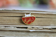 Lade das Bild in den Galerie-Viewer, Emaille Pin - Minipin - cat in a cup - Rot