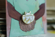 Lade das Bild in den Galerie-Viewer, Emaille Pin - Minipin - cat in a cup - Weiß - Niedliche Anstecknadel mit Katze