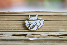 Lade das Bild in den Galerie-Viewer, Emaille Pin - Minipin - cat in a cup - Weiß - Niedliche Anstecknadel mit Katze