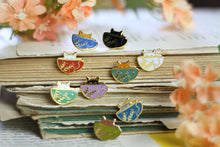 Lade das Bild in den Galerie-Viewer, Emaille Pin - Minipin - cat in a cup - Weiß - Niedliche Anstecknadel mit Katze