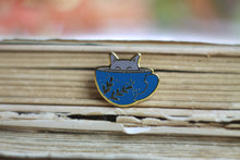 Lade das Bild in den Galerie-Viewer, Emaille Pin - Minipin - cat in a cup - Blau
