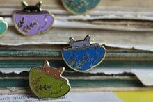 Lade das Bild in den Galerie-Viewer, Emaille Pin - Minipin - cat in a cup - Blau