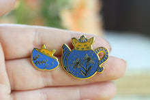 Lade das Bild in den Galerie-Viewer, Emaille Pin - Minipin - cat in a cup - Orange/Blau