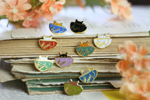 Lade das Bild in den Galerie-Viewer, Emaille Pin - Minipin - cat in a cup - Orange/Blau