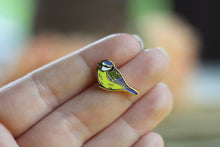 Lade das Bild in den Galerie-Viewer, Emaille Pin - Minipin - Blaumeise - Little Birdies Collection