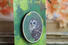 Lade das Bild in den Galerie-Viewer, Holz Pin - Streifenkauz - Waldtier / Vogel Anstecknadel - Brosche - Eigene Illustration