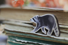 Lade das Bild in den Galerie-Viewer, Holz Pin - Waschbär - Waldtier Anstecknadel - Brosche - Eigene Illustration