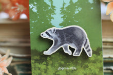Lade das Bild in den Galerie-Viewer, Holz Pin - Waschbär - Waldtier Anstecknadel - Brosche - Eigene Illustration
