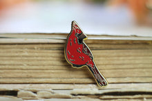 Lade das Bild in den Galerie-Viewer, Emaille Pin - Minipin - Roter Kardinal - Little Birdies Collection