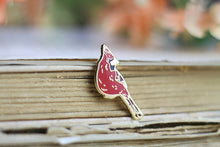 Lade das Bild in den Galerie-Viewer, Emaille Pin - Minipin - Roter Kardinal - Little Birdies Collection
