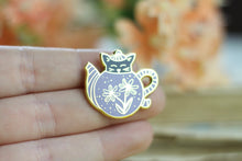 Lade das Bild in den Galerie-Viewer, Emaille Pin - cat in a teapot - Schwarz/Lavendel