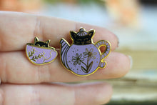 Lade das Bild in den Galerie-Viewer, Emaille Pin - cat in a teapot - Schwarz/Lavendel