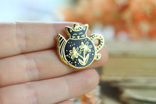 Lade das Bild in den Galerie-Viewer, Emaille Pin - cat in a teapot - Schwarz