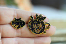 Lade das Bild in den Galerie-Viewer, Emaille Pin - cat in a teapot - Schwarz