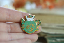 Lade das Bild in den Galerie-Viewer, Emaille Pin - cat in a teapot - Weiß/Mint