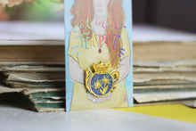 Lade das Bild in den Galerie-Viewer, Emaille Pin - cat in a teapot - Orange/Blau