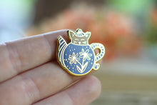 Lade das Bild in den Galerie-Viewer, Emaille Pin - cat in a teapot - Orange/Blau