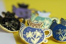 Lade das Bild in den Galerie-Viewer, Emaille Pin - cat in a teapot - Orange/Blau