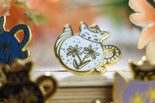 Lade das Bild in den Galerie-Viewer, Emaille Pin - cat in a teapot - Weiß