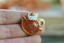 Lade das Bild in den Galerie-Viewer, Emaille Pin - cat in a teapot - Rot/Weiß