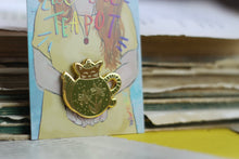 Lade das Bild in den Galerie-Viewer, Emaille Pin - cat in a teapot - Braun/Oliv