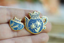 Lade das Bild in den Galerie-Viewer, Emaille Pin - cat in a teapot - Grau/Blau