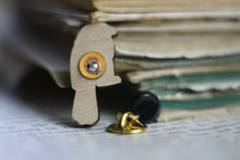Lade das Bild in den Galerie-Viewer, Holz Pin - Kohlmeise mit Schal - Vogel Anstecknadel - Brosche - Eigene Illustration