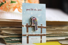 Lade das Bild in den Galerie-Viewer, Holz Pin - Kohlmeise mit Schal - Vogel Anstecknadel - Brosche - Eigene Illustration