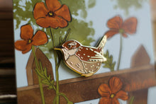Lade das Bild in den Galerie-Viewer, Emaille Pin - Minipin - Zaunkönig - Little Birdies Collection