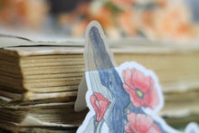 Lade das Bild in den Galerie-Viewer, Vinyl Sticker mit transparentem Effekt - Buckelwal mit Mohnblumen - Eigene Illustrationen