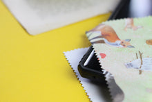 Lade das Bild in den Galerie-Viewer, Reinigungstuch - Waldtiere - Microfasertuch für Brillen, Bildschirme und Objektive - Fuchs, Eichhörnchen, Eule - Eigene Illustration