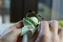 Lade das Bild in den Galerie-Viewer, Reinigungstuch - Waldtiere - Microfasertuch für Brillen, Bildschirme und Objektive - Fuchs, Eichhörnchen, Eule - Eigene Illustration