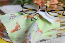 Lade das Bild in den Galerie-Viewer, Reinigungstuch - Waldtiere - Microfasertuch für Brillen, Bildschirme und Objektive - Fuchs, Eichhörnchen, Eule - Eigene Illustration