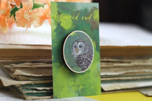 Lade das Bild in den Galerie-Viewer, Holz Pin - Streifenkauz - Waldtier / Vogel Anstecknadel - Brosche - Eigene Illustration