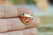 Lade das Bild in den Galerie-Viewer, Emaille Pin - Minipin - cat in a cup - Rot