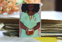 Lade das Bild in den Galerie-Viewer, Emaille Pin - Minipin - cat in a cup - Rot