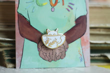 Lade das Bild in den Galerie-Viewer, Emaille Pin - Minipin - cat in a cup - Weiß - Niedliche Anstecknadel mit Katze