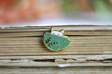 Lade das Bild in den Galerie-Viewer, Emaille Pin - Minipin - cat in a cup - Mint