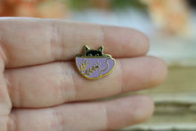 Lade das Bild in den Galerie-Viewer, Emaille Pin - Minipin - cat in a cup - Lavendel