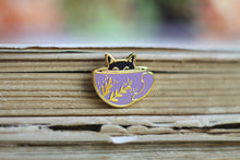 Lade das Bild in den Galerie-Viewer, Emaille Pin - Minipin - cat in a cup - Lavendel