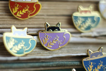 Lade das Bild in den Galerie-Viewer, Emaille Pin - Minipin - cat in a cup - Lavendel