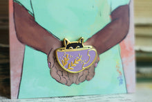 Lade das Bild in den Galerie-Viewer, Emaille Pin - Minipin - cat in a cup - Lavendel