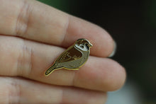 Lade das Bild in den Galerie-Viewer, Emaille Pin - Minipin - Spatz - Sperling - Little Birdies Collection