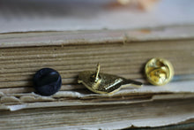 Lade das Bild in den Galerie-Viewer, Emaille Pin - Minipin - Spatz - Sperling - Little Birdies Collection