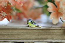 Lade das Bild in den Galerie-Viewer, Emaille Pin - Minipin - Blaumeise - Little Birdies Collection