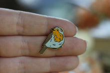 Lade das Bild in den Galerie-Viewer, Emaille Pin - Minipin - Rotkehlchen - Little Birdies Collection