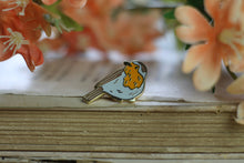 Lade das Bild in den Galerie-Viewer, Emaille Pin - Minipin - Rotkehlchen - Little Birdies Collection