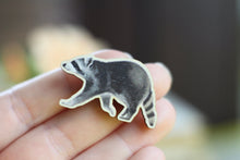 Lade das Bild in den Galerie-Viewer, Holz Pin - Waschbär - Waldtier Anstecknadel - Brosche - Eigene Illustration