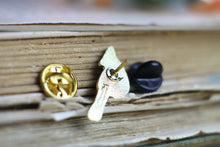 Lade das Bild in den Galerie-Viewer, Emaille Pin - Minipin - Roter Kardinal - Little Birdies Collection